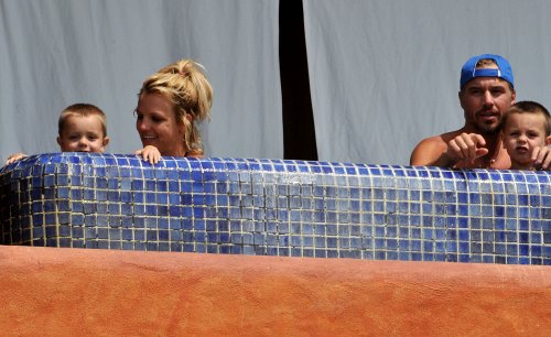 Britney Spears Vacations In Mexico With Jason Trawick, Kids & Dad