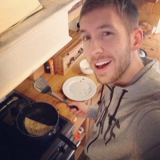 Calvin Harris makes an omlette