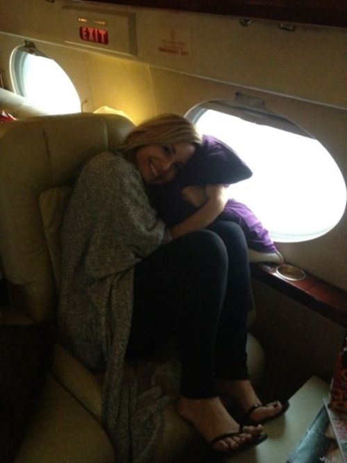 Demi Lovato relaxes in-flight