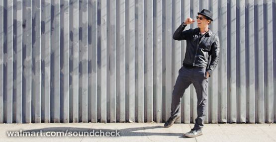 Gavin DeGraw pointing during a visit to Walmart Soundcheck