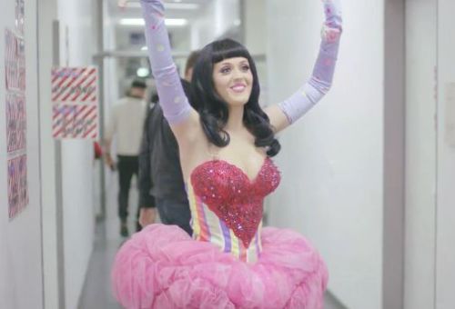 Katy Perry waves