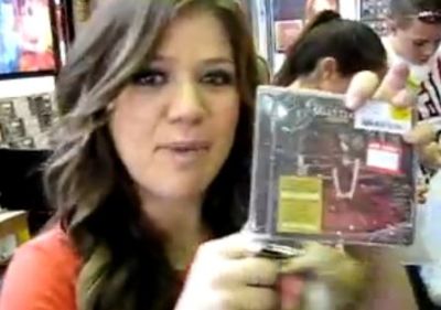 Kelly Clarkson buys her 'My December' album at FYE