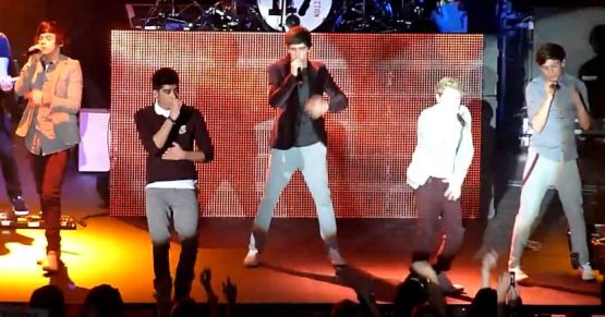 One Direction (Niall Horan, Zayn Malik, Liam Payne, Harry Styles and Louis Tomlinson) live