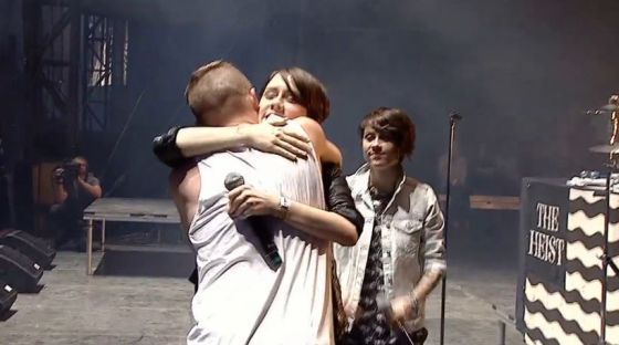 Tegan and Sara hug Macklemore